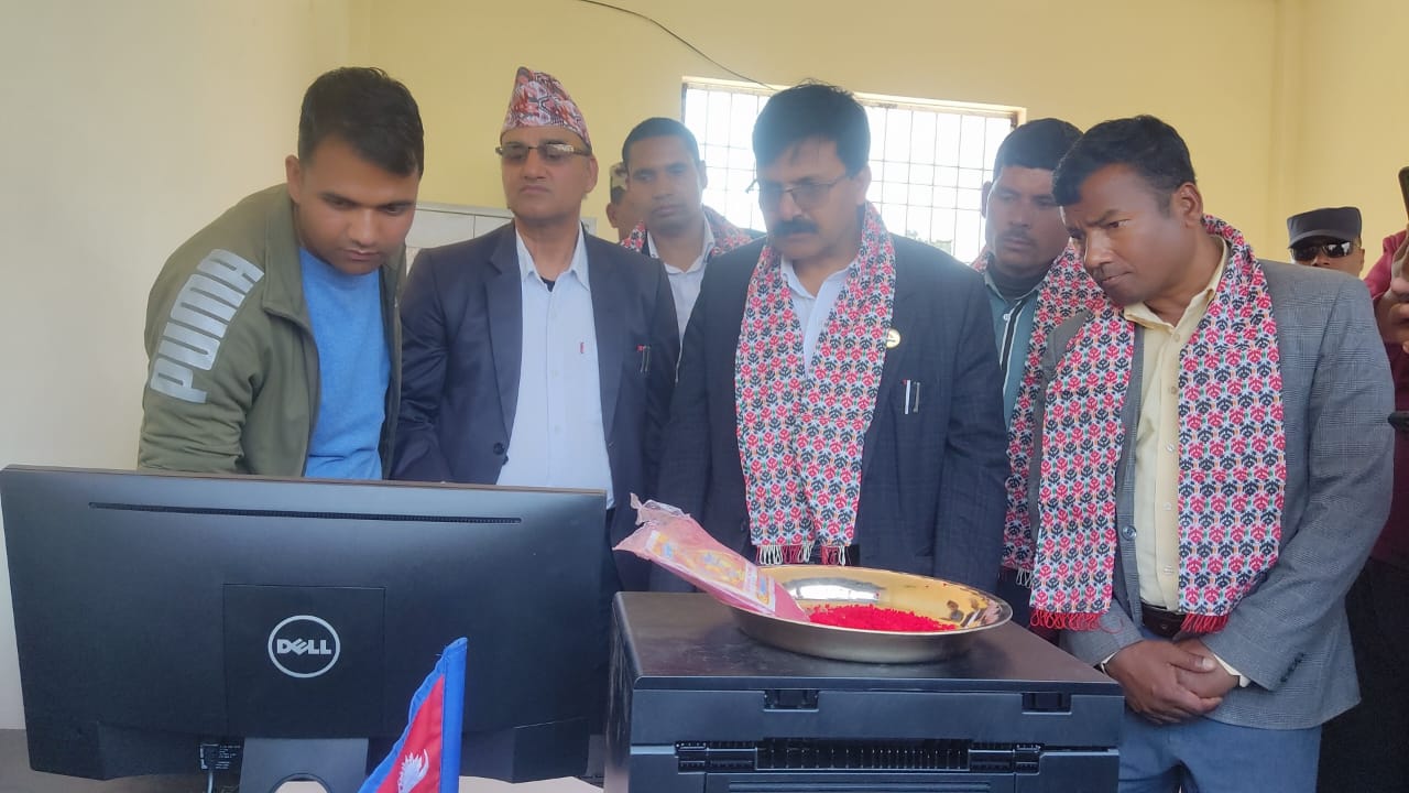 मुख्यमन्त्री ज्यु बाट यातायात व्यवस्था सेवा कार्यालय चौरजहारी बाट सेवा सुभारम्भ कार्यक्रम ।